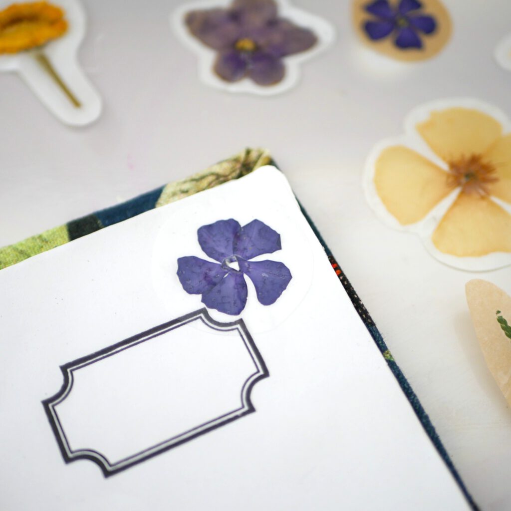 Selbstgemachte Sticker aus gepressten Blumen