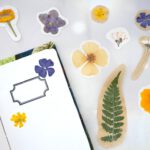 Selbstgemachte Aufkleber aus echten Blumen