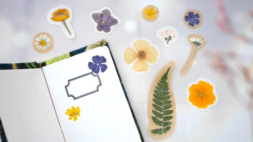 Selbstgemachte Aufkleber aus echten Blumen