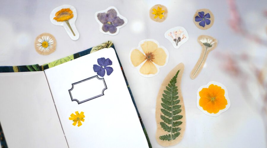 Selbstgemachte Aufkleber aus echten Blumen
