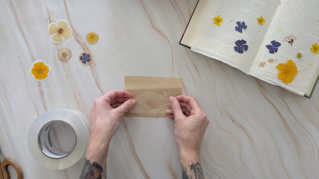 DIY Blumensticker Schritt 2: Backpapier mit durchsichtigem Klebeband bekleben