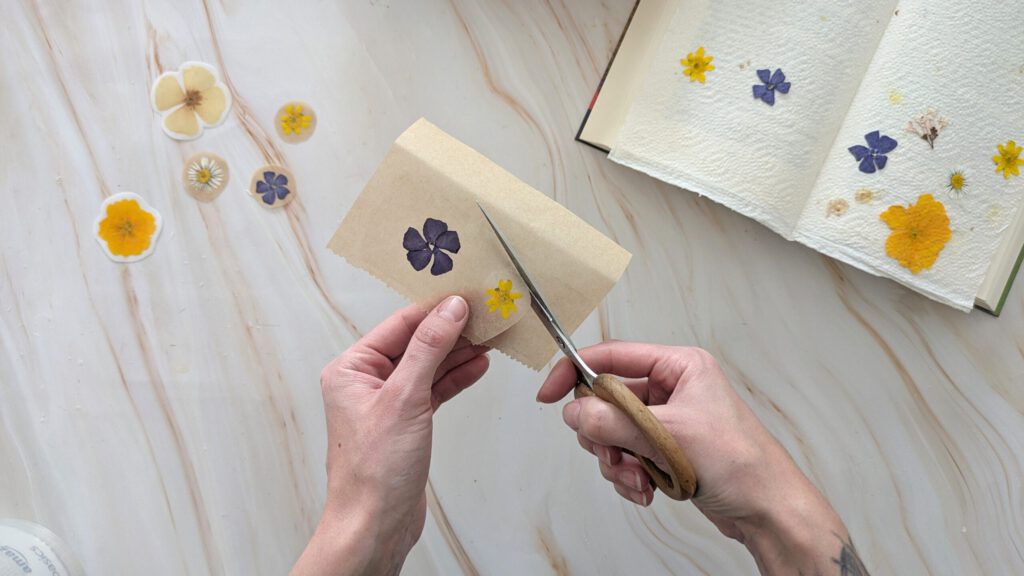 DIY Sticker aus Blüten basteln Schritt 4: Aufkleber ausschneiden