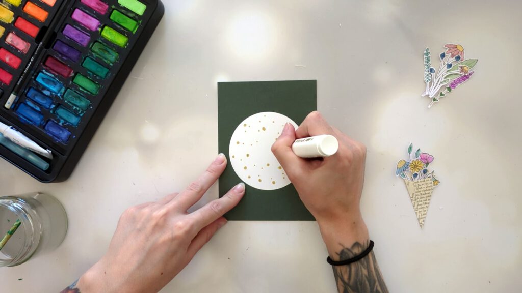 DIY Karte mit Blumen basteln Schritt 6: Karte bemalen und Strauß aufkleben