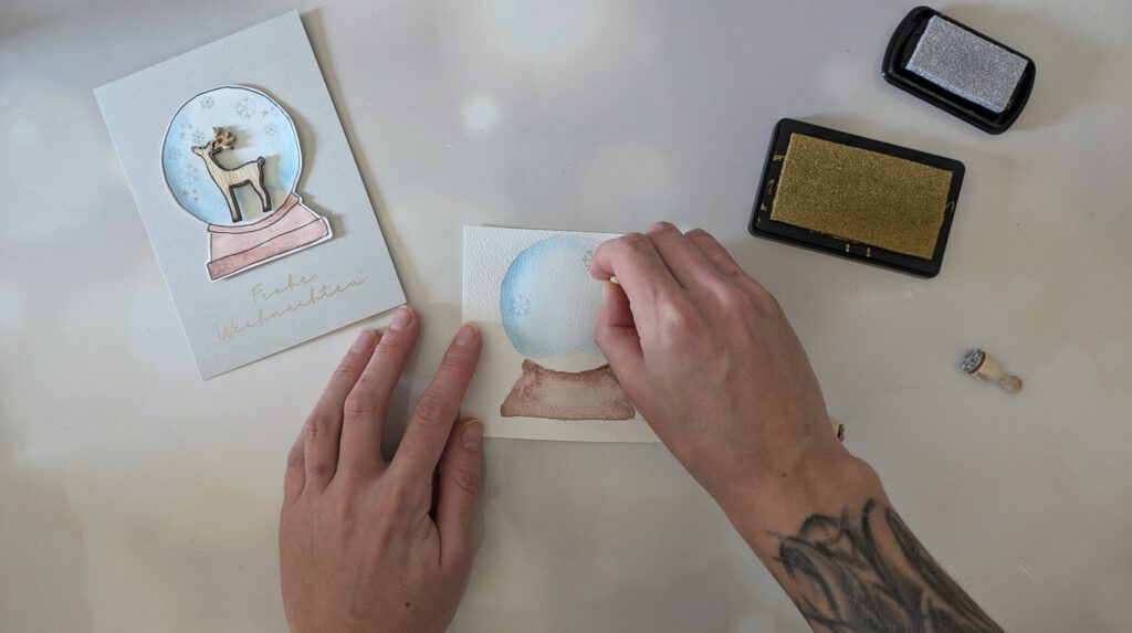 DIY Weihnachtspost mit Aquarell Schritt 3: Schneeflocken in die Schneekugel stempeln