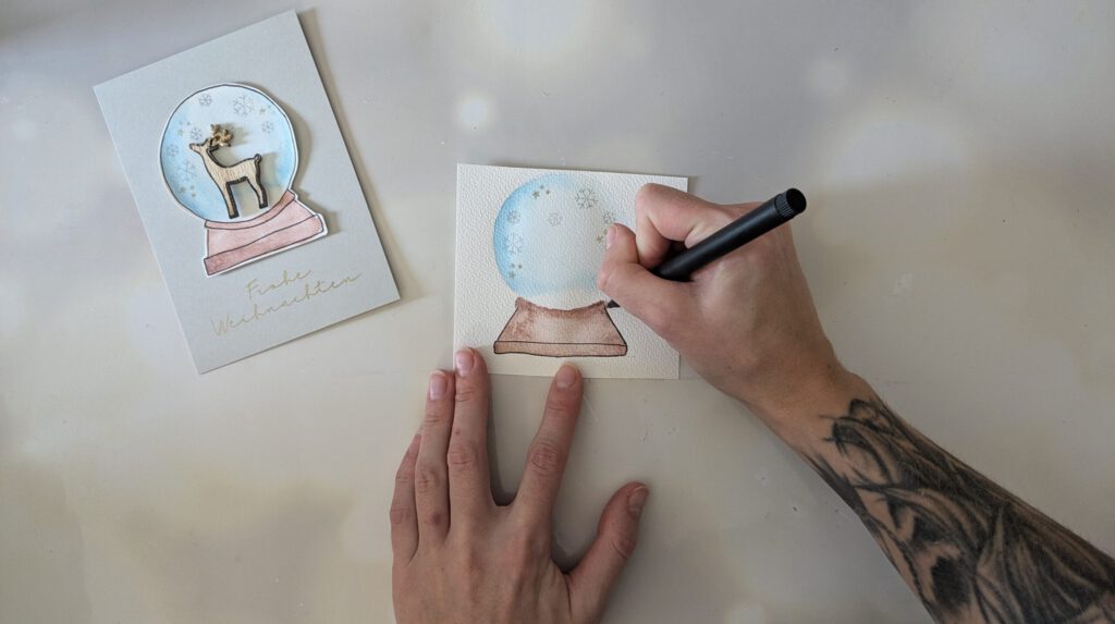 DIY Weihnachtskarte basteln Schritt 4: Umrisse mit schwarzem Fineliner nachziehen