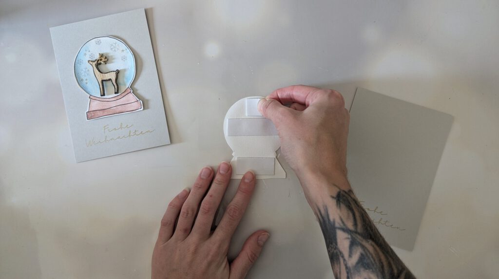 DIY Karte für Weihnachten Schritt 6: Schneekugel auf die Karte kleben