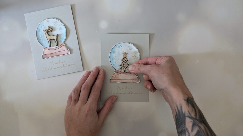 Schneekugel Weihnachtskarte selber machen Schritt 7: Holz-Streuteil aufkleben