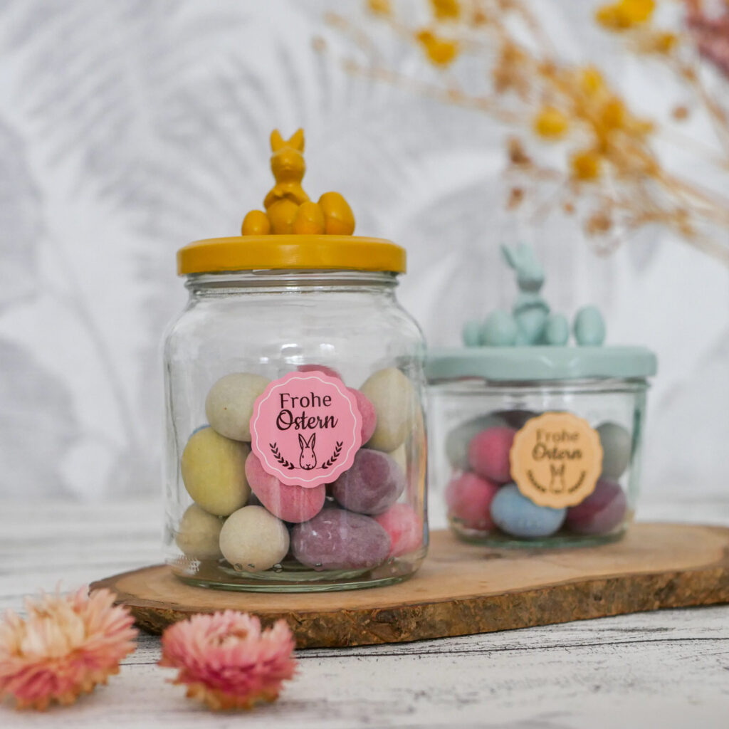 Bastelidee für Ostern: Gastgeschenke aus Altglas selbermachen