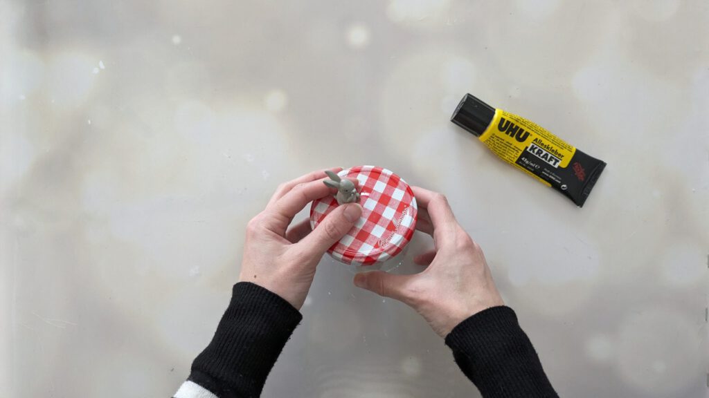 Oster-Mitbringsel selber machen Schritt 1: Osterhase auf den Deckel kleben