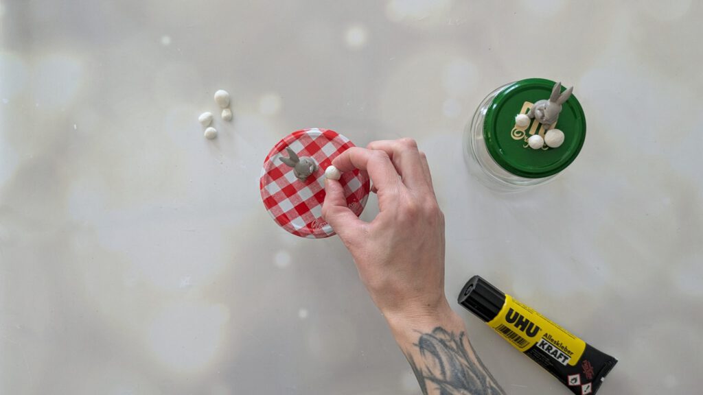 DIY Ostergeschenk basteln Schritt 2: Ostereier aus Modelliermasse formen und auf den Deckel kleben