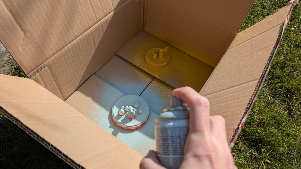 Selbstgemachtes Oster-Mitbringsel aus Altglas basteln Schritt 3: Deckel bunt lackieren