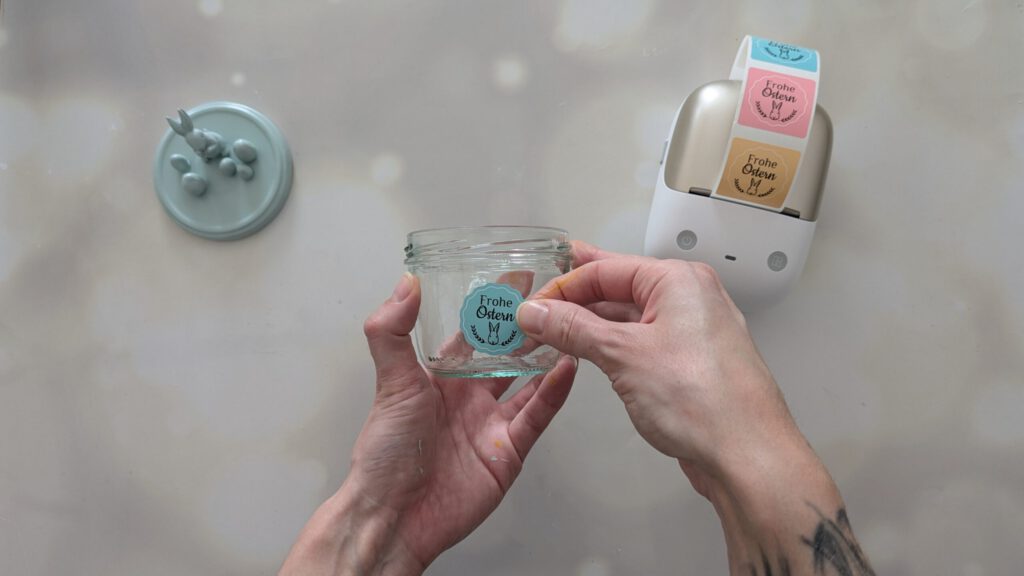 Bastelidee für Ostern Schritt 4: Selbstgemachte Aufkleber auf das Glas kleben