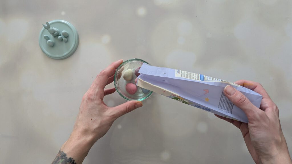 DIY Gastgeschenk für Ostern aus Altglas basteln Schritt 5: Gläser füllen und verschließen