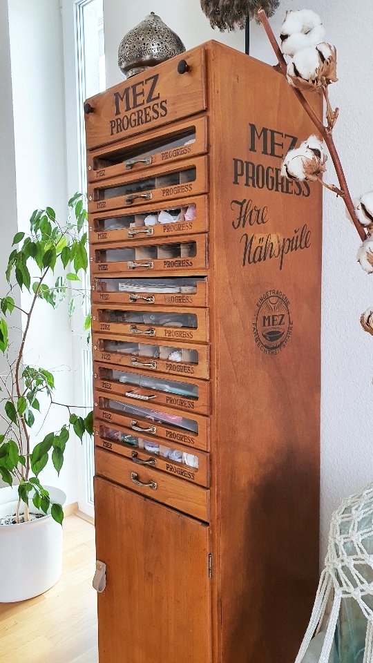 Wollte euch einfach nochmal meinen alten Nähspulenschrank von MEZ zeigen, den ich vor 8 Jahren…